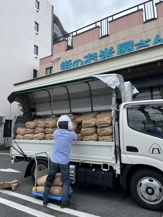 長野県飯山市のお米を積み下ろし　～寝屋川　お米屋さん～